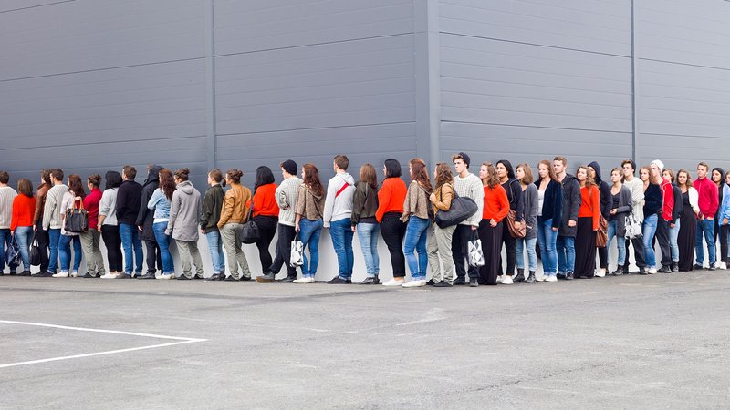 venue-standing-line-web